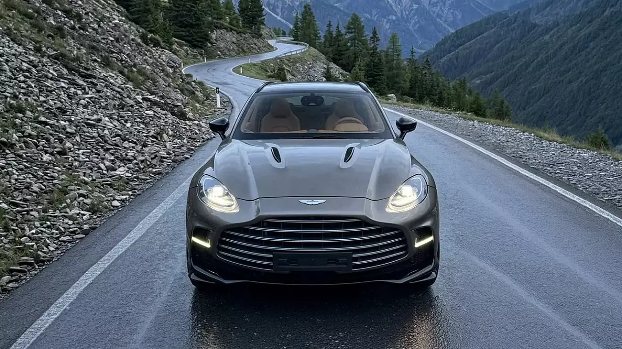 Aston Martin DBX707 2025 Зеленый